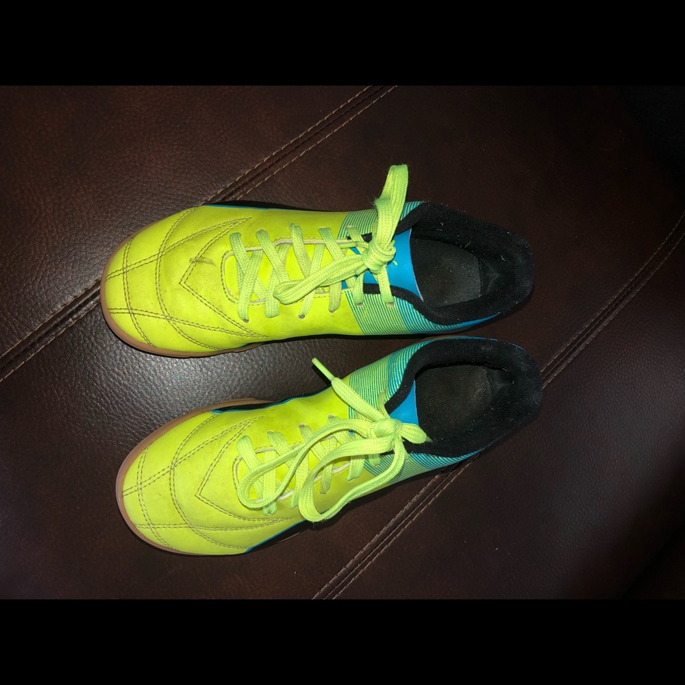 Puma Indoor boys Soccer Shoes sz5